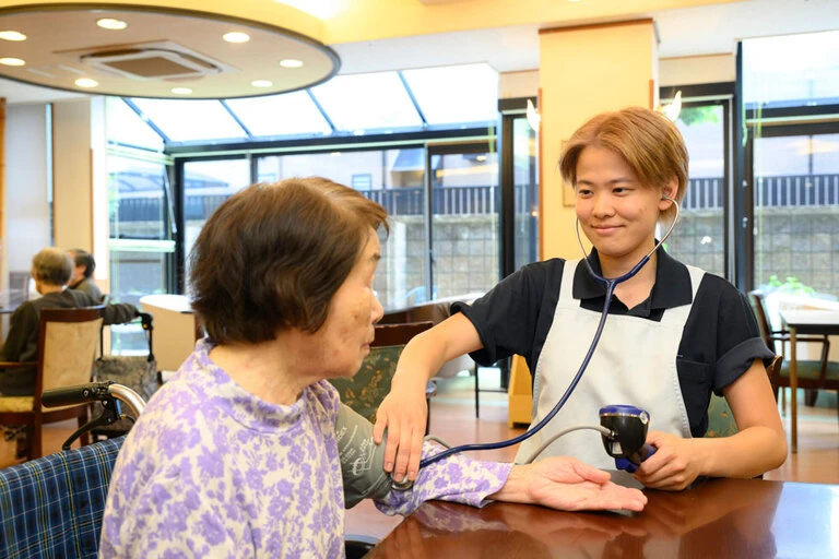 介護スタッフと入居者の様子